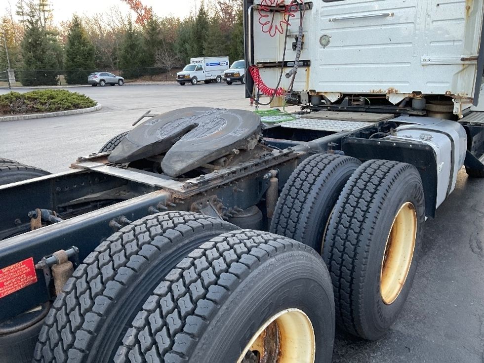 Day Cab Tractor-Heavy Duty Tractors-Volvo-2015-VNL64T300-Londonderry-NH-424,958\n\t\tmiles-$ 22,750 - Image 17