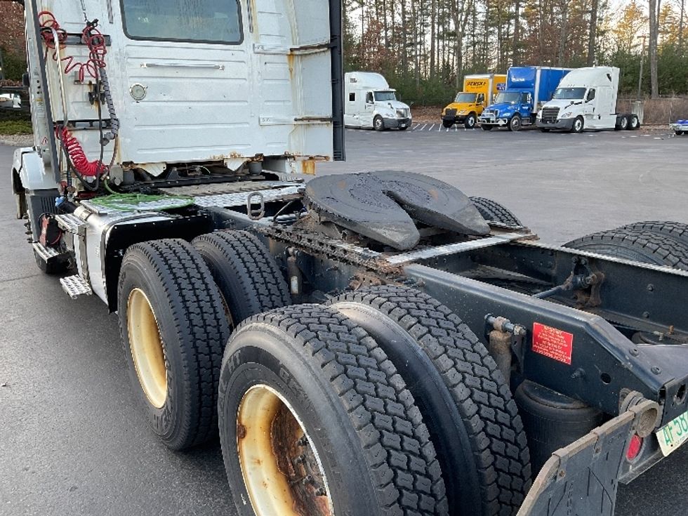 Day Cab Tractor-Heavy Duty Tractors-Volvo-2015-VNL64T300-Londonderry-NH-424,958\n\t\tmiles-$ 22,750 - Image 18