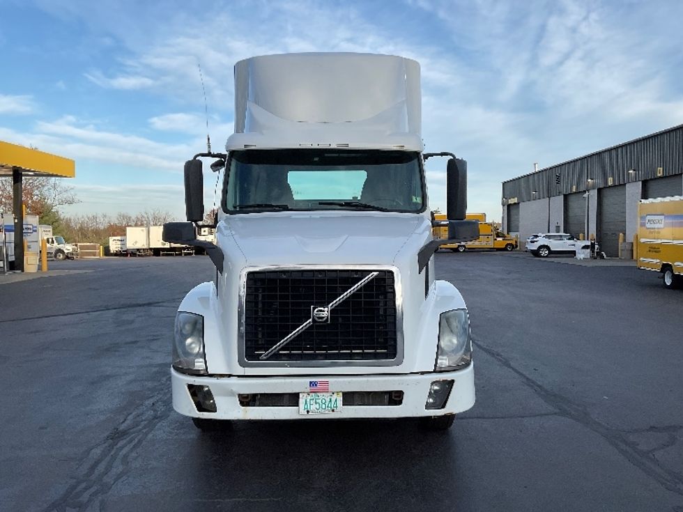 Day Cab Tractor-Heavy Duty Tractors-Volvo-2015-VNL64T300-Londonderry-NH-424,958\n\t\tmiles-$ 22,750 - Image 2