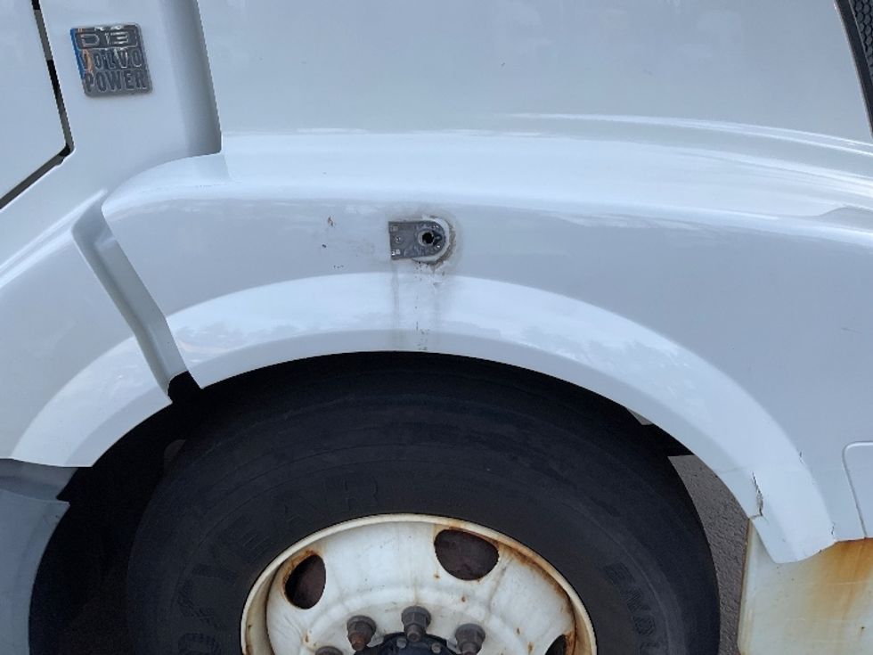 Day Cab Tractor-Heavy Duty Tractors-Volvo-2015-VNL64T300-Londonderry-NH-424,958\n\t\tmiles-$ 22,750 - Image 21