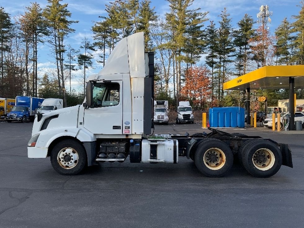 Day Cab Tractor-Heavy Duty Tractors-Volvo-2015-VNL64T300-Londonderry-NH-424,958\n\t\tmiles-$ 22,750 - Image 4