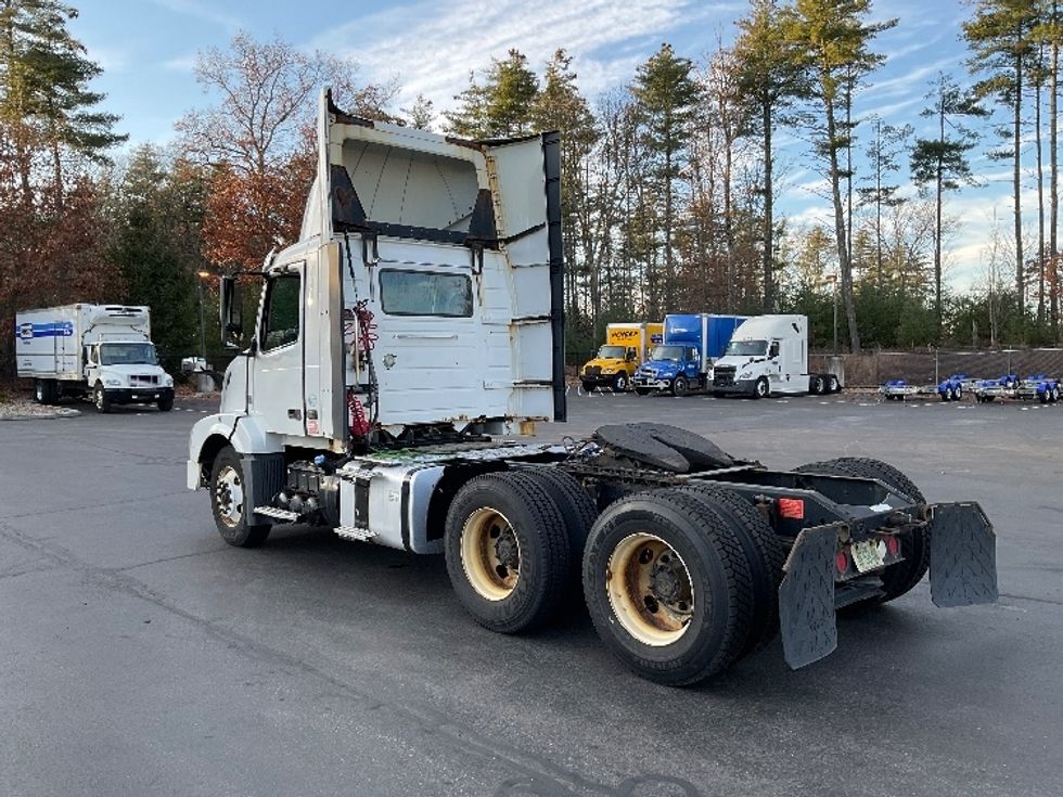 Day Cab Tractor-Heavy Duty Tractors-Volvo-2015-VNL64T300-Londonderry-NH-424,958\n\t\tmiles-$ 22,750 - Image 5