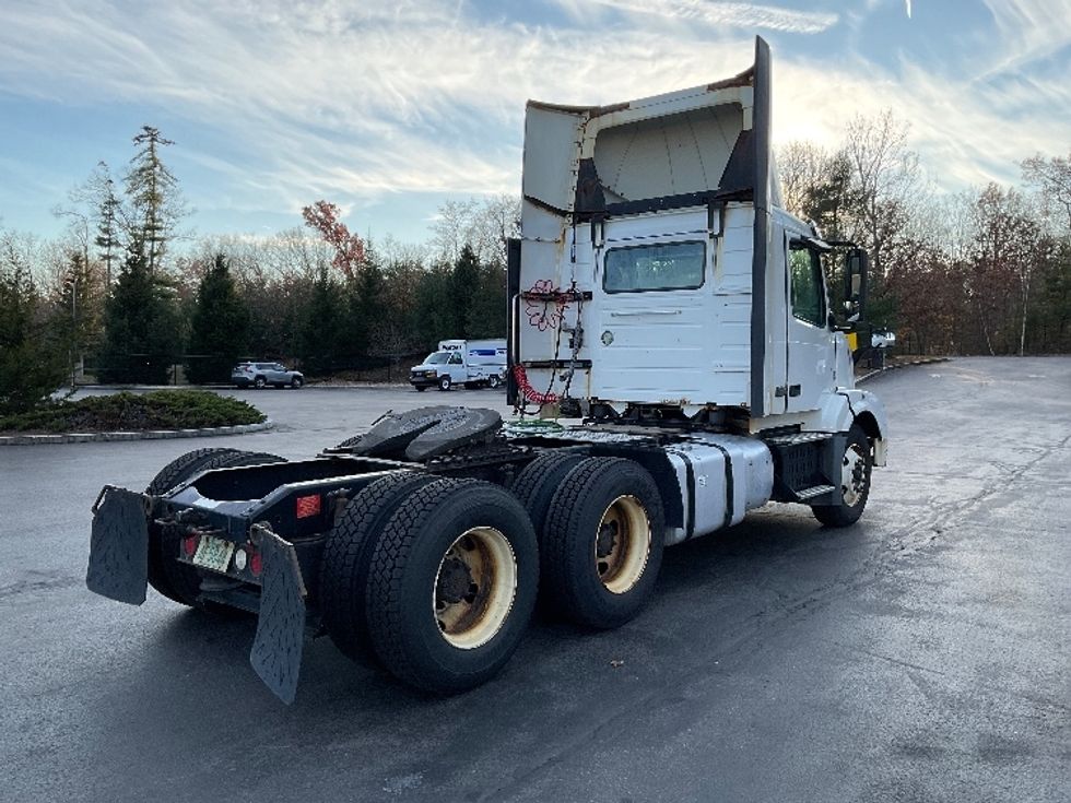 Day Cab Tractor-Heavy Duty Tractors-Volvo-2015-VNL64T300-Londonderry-NH-424,958\n\t\tmiles-$ 22,750 - Image 7