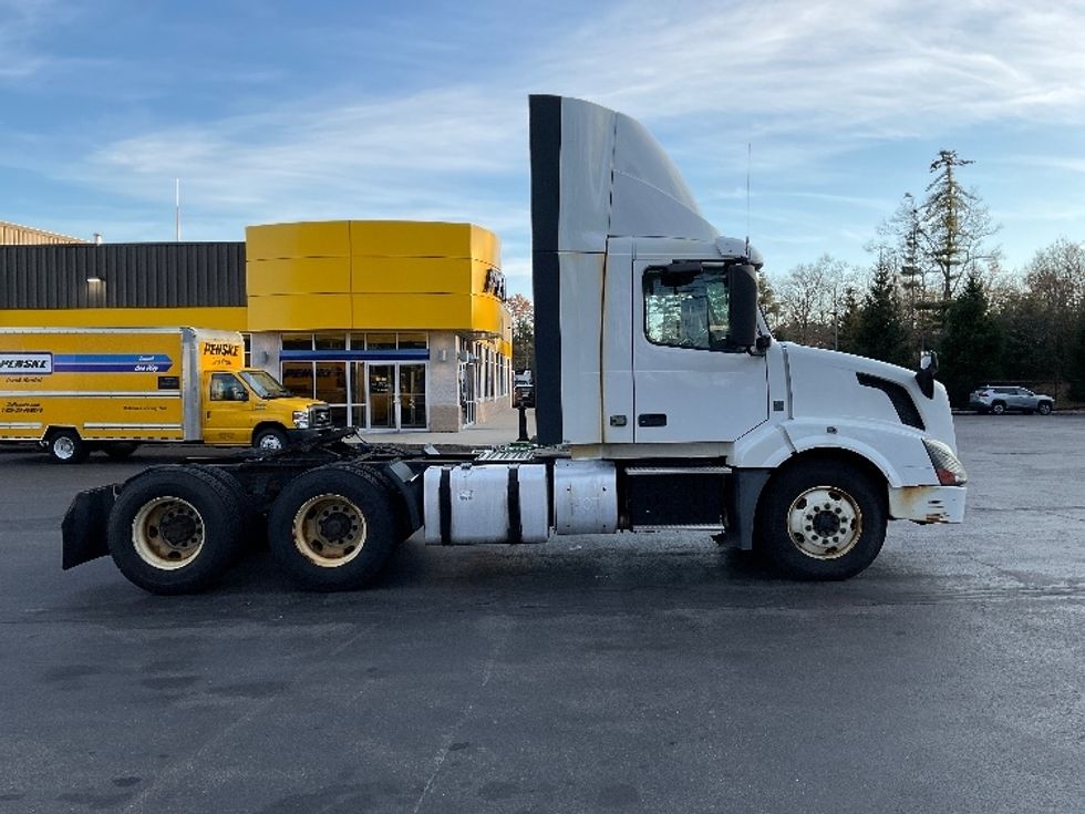 Day Cab Tractor-Heavy Duty Tractors-Volvo-2015-VNL64T300-Londonderry-NH-424,958\n\t\tmiles-$ 22,750 - Image 8