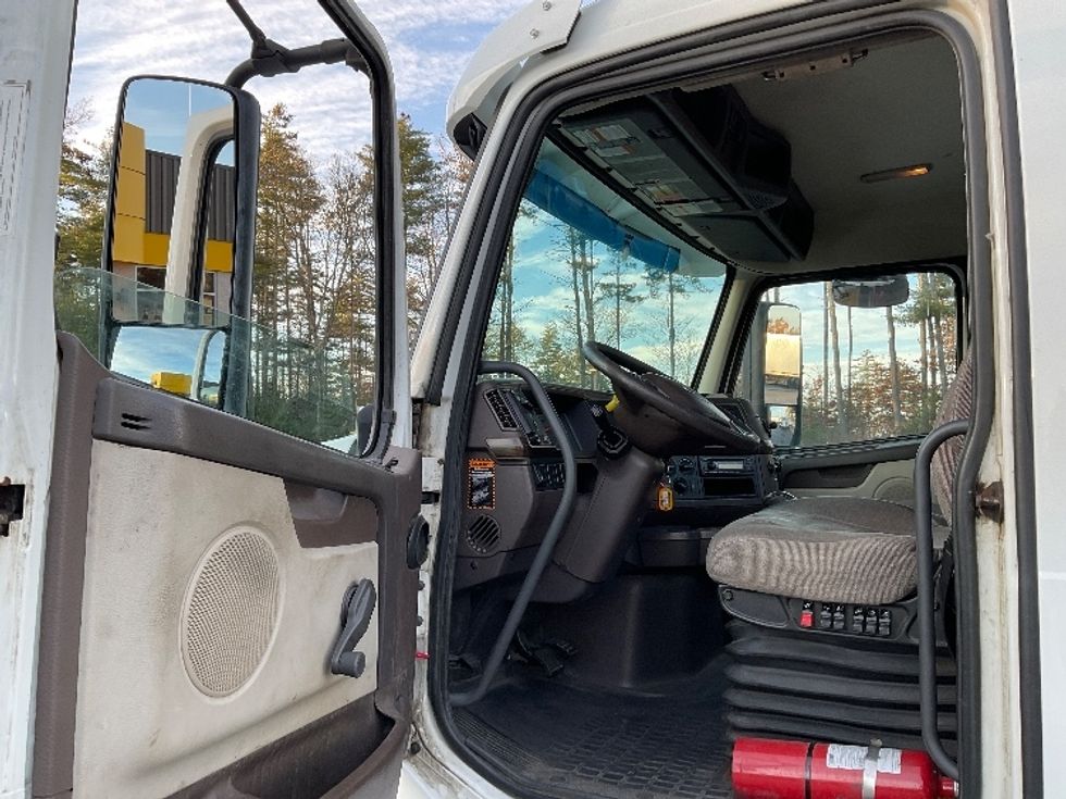 Day Cab Tractor-Heavy Duty Tractors-Volvo-2015-VNL64T300-Londonderry-NH-424,958\n\t\tmiles-$ 22,750 - Image 9