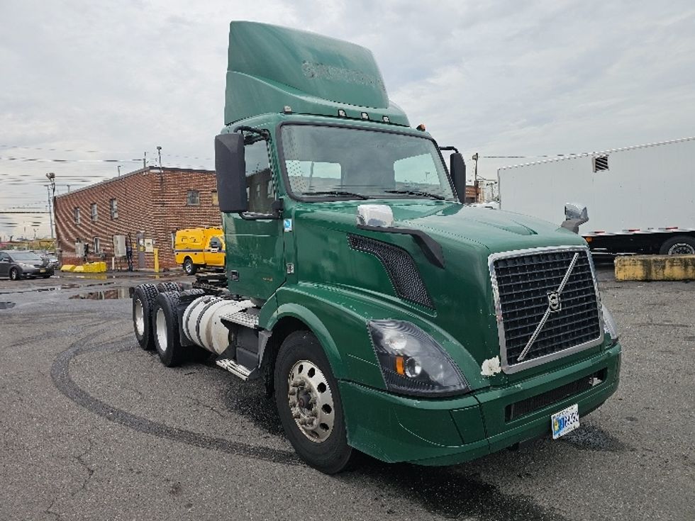 Day Cab Tractor-Heavy Duty Tractors-Volvo-2016-VNL64T300-Kearny-NJ-372,299\n\t\tmiles-$ 28,500 - Image 1
