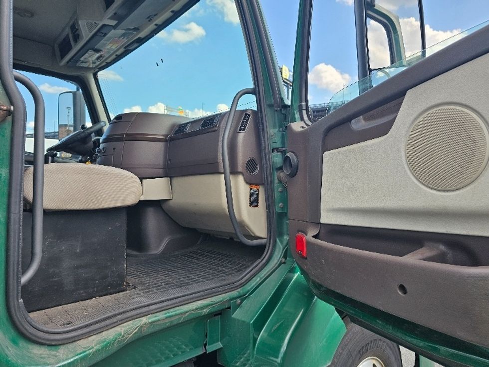 Day Cab Tractor-Heavy Duty Tractors-Volvo-2016-VNL64T300-Kearny-NJ-372,299\n\t\tmiles-$ 28,500 - Image 12