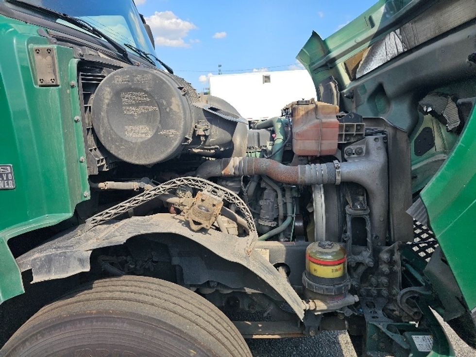 Day Cab Tractor-Heavy Duty Tractors-Volvo-2016-VNL64T300-Kearny-NJ-372,299\n\t\tmiles-$ 28,500 - Image 15