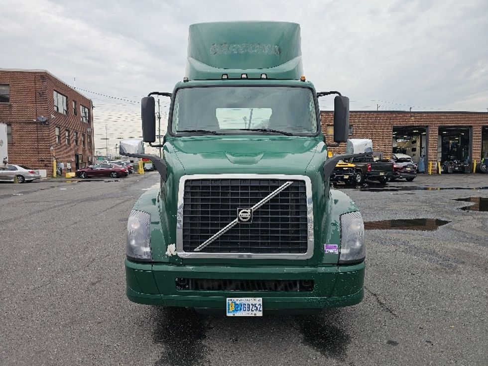Day Cab Tractor-Heavy Duty Tractors-Volvo-2016-VNL64T300-Kearny-NJ-372,299\n\t\tmiles-$ 28,500 - Image 2