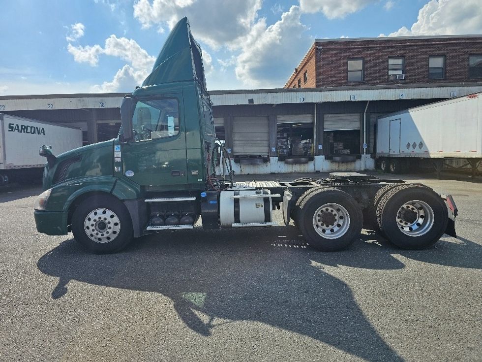 Day Cab Tractor-Heavy Duty Tractors-Volvo-2016-VNL64T300-Kearny-NJ-372,299\n\t\tmiles-$ 28,500 - Image 4