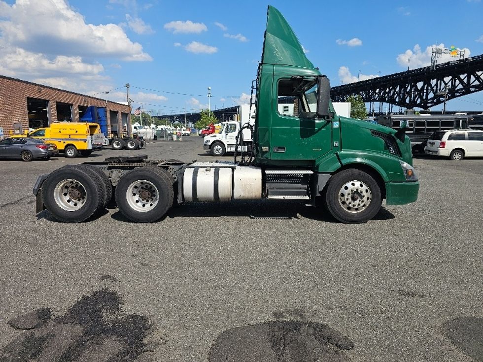 Day Cab Tractor-Heavy Duty Tractors-Volvo-2016-VNL64T300-Kearny-NJ-372,299\n\t\tmiles-$ 28,500 - Image 8