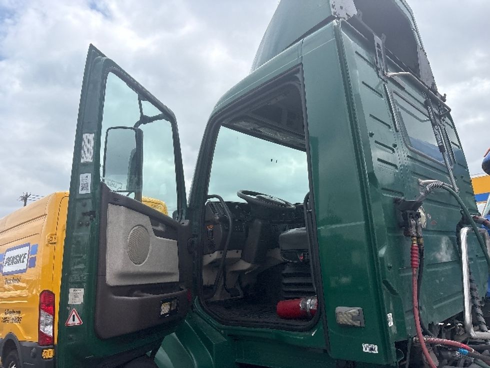 Day Cab Tractor-Heavy Duty Tractors-Volvo-2016-VNL64T300-Kearny-NJ-372,299\n\t\tmiles-$ 28,500 - Image 9