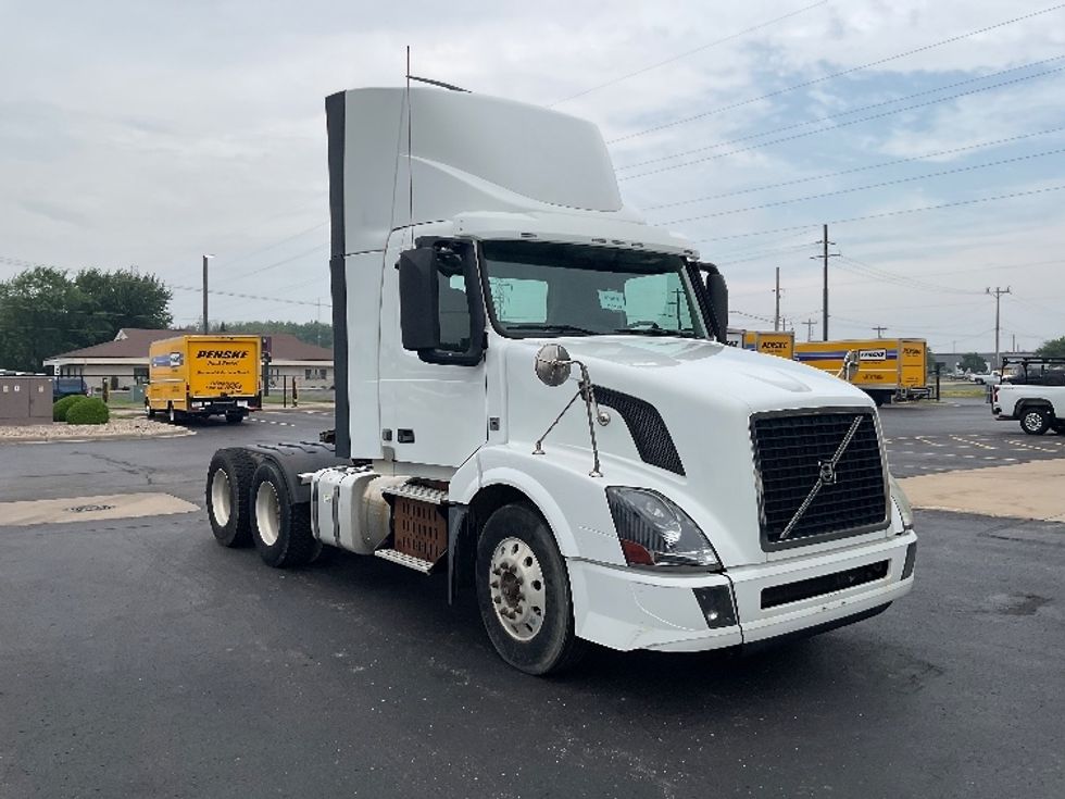 Day Cab Tractor-Heavy Duty Tractors-Volvo-2016-VNL64T300-Neenah-WI-395,531\n\t\tmiles-$ 14,000 - Image 1