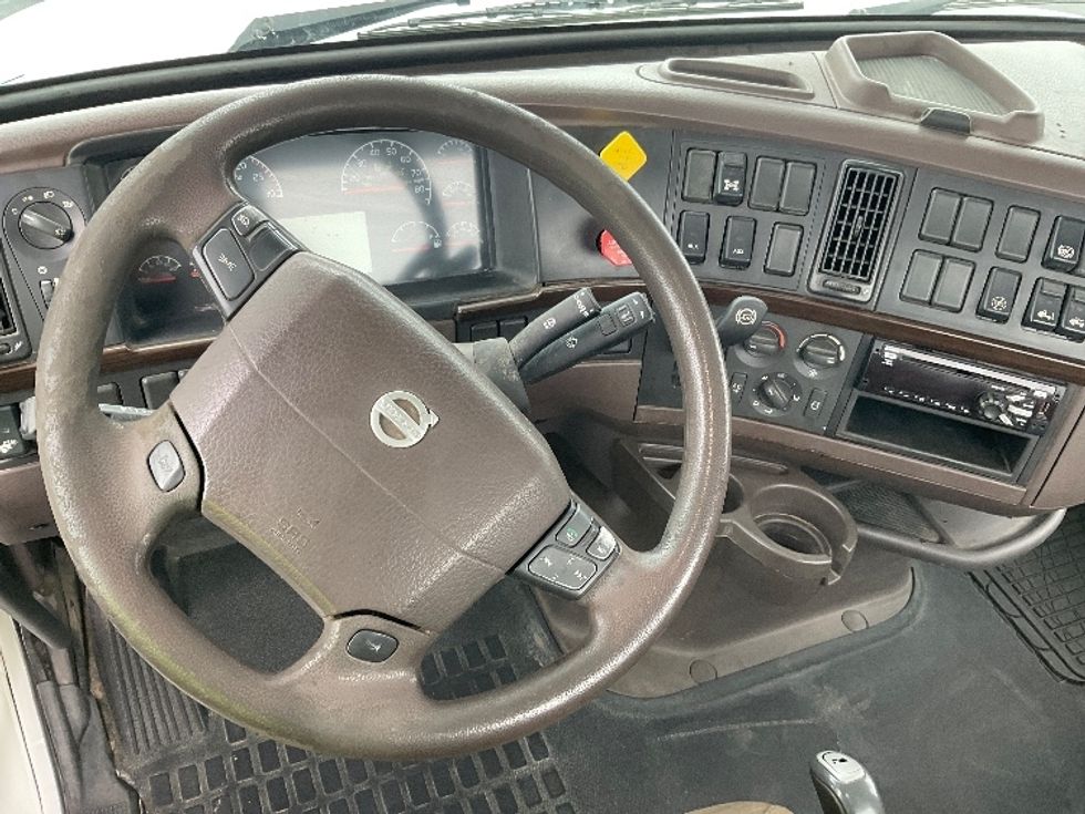 Day Cab Tractor-Heavy Duty Tractors-Volvo-2016-VNL64T300-Neenah-WI-395,531\n\t\tmiles-$ 14,000 - Image 11