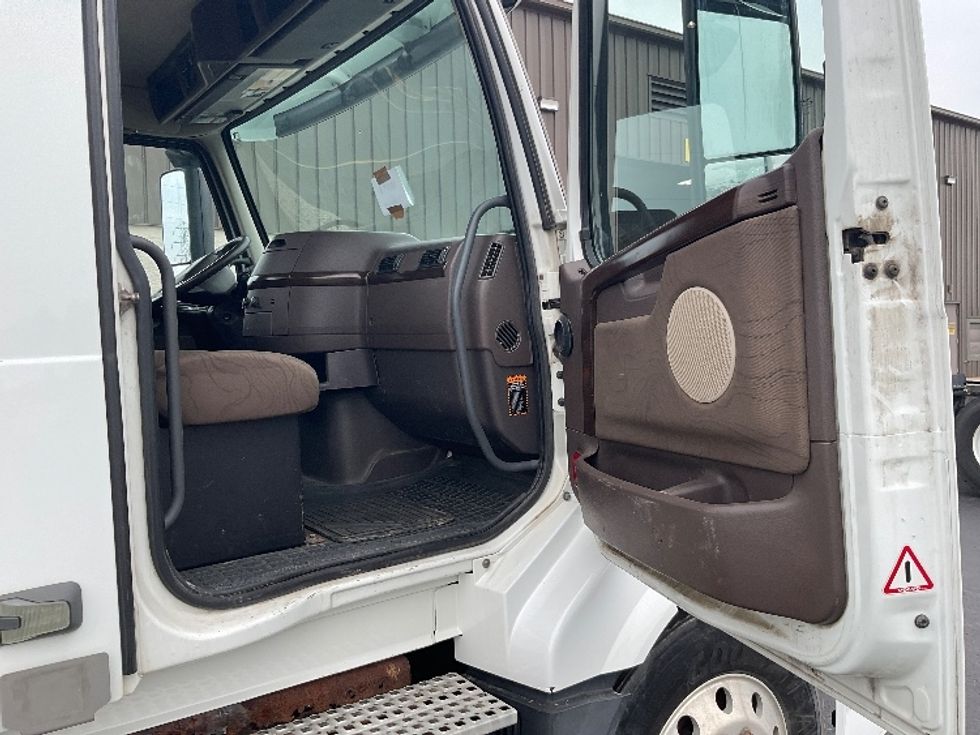 Day Cab Tractor-Heavy Duty Tractors-Volvo-2016-VNL64T300-Neenah-WI-395,531\n\t\tmiles-$ 14,000 - Image 12