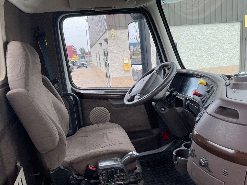 Day Cab Tractor-Heavy Duty Tractors-Volvo-2016-VNL64T300-Neenah-WI-395,531\n\t\tmiles-$ 14,000 - Image 14