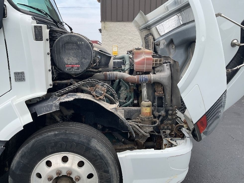 Day Cab Tractor-Heavy Duty Tractors-Volvo-2016-VNL64T300-Neenah-WI-395,531\n\t\tmiles-$ 14,000 - Image 15