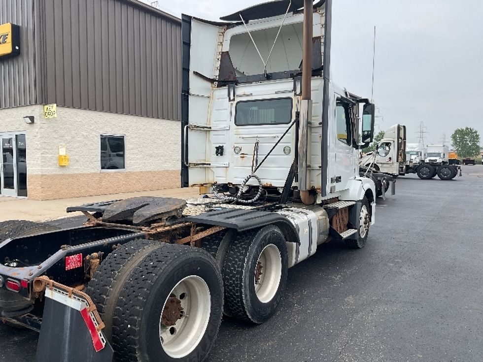 Day Cab Tractor-Heavy Duty Tractors-Volvo-2016-VNL64T300-Neenah-WI-395,531\n\t\tmiles-$ 14,000 - Image 17