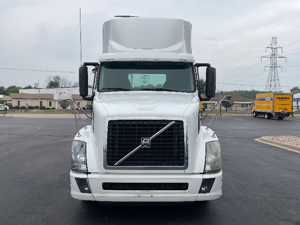Day Cab Tractor-Heavy Duty Tractors-Volvo-2016-VNL64T300-Neenah-WI-395,531\n\t\tmiles-$ 14,000 - Image 2