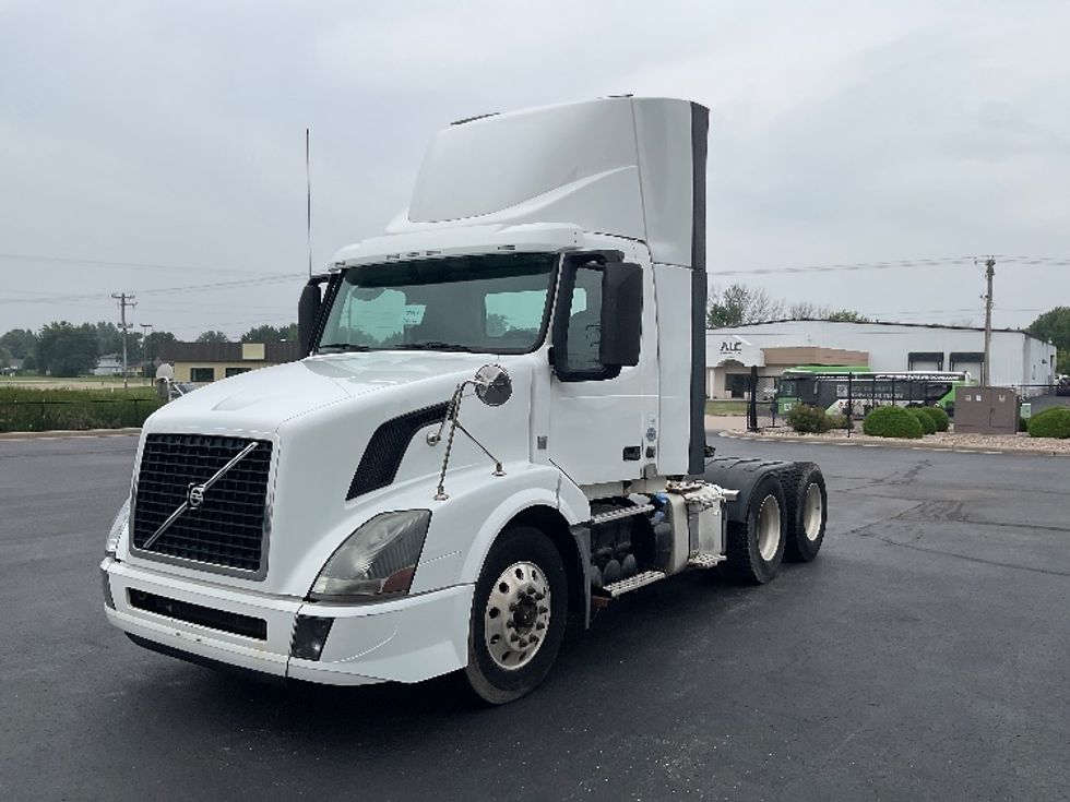 Day Cab Tractor-Heavy Duty Tractors-Volvo-2016-VNL64T300-Neenah-WI-395,531\n\t\tmiles-$ 14,000 - Image 3