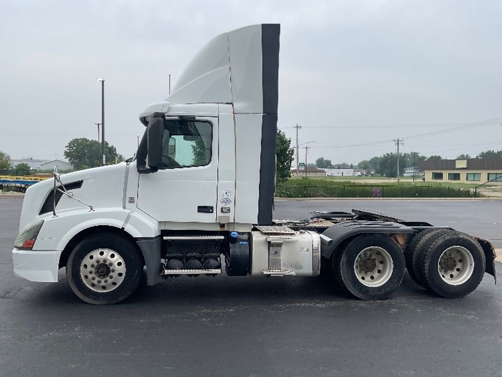 Day Cab Tractor-Heavy Duty Tractors-Volvo-2016-VNL64T300-Neenah-WI-395,531\n\t\tmiles-$ 14,000 - Image 4