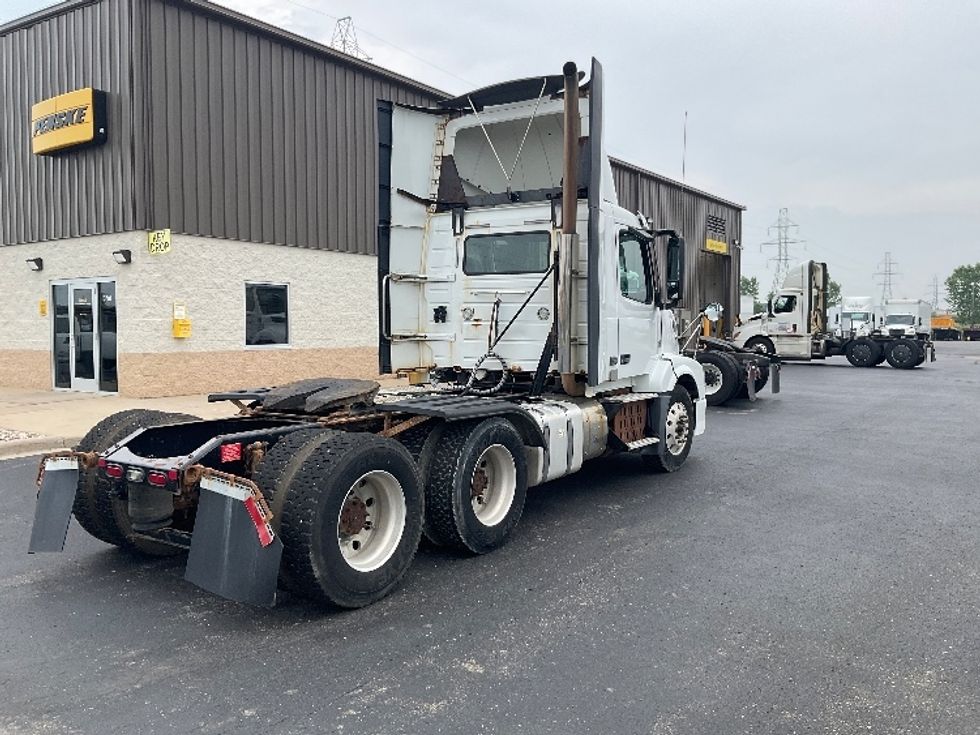 Day Cab Tractor-Heavy Duty Tractors-Volvo-2016-VNL64T300-Neenah-WI-395,531\n\t\tmiles-$ 14,000 - Image 7
