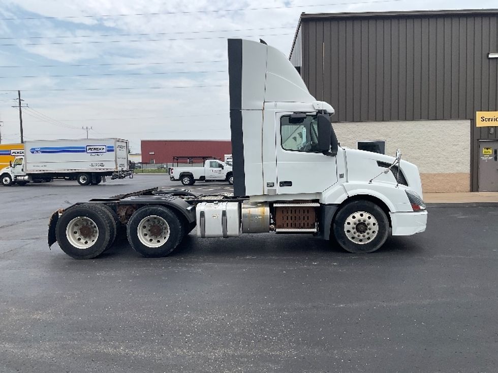Day Cab Tractor-Heavy Duty Tractors-Volvo-2016-VNL64T300-Neenah-WI-395,531\n\t\tmiles-$ 14,000 - Image 8
