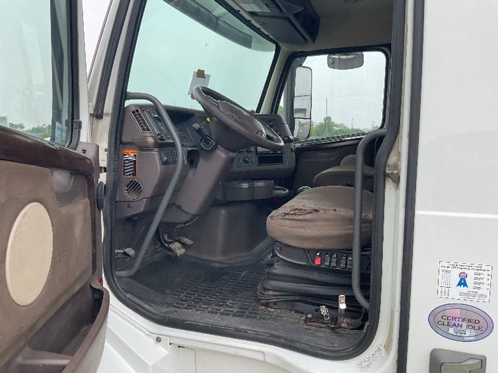 Day Cab Tractor-Heavy Duty Tractors-Volvo-2016-VNL64T300-Neenah-WI-395,531\n\t\tmiles-$ 14,000 - Image 9
