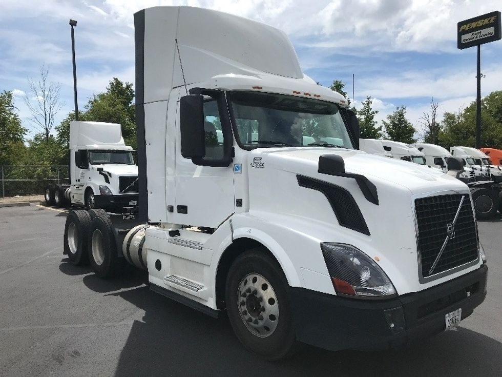 Day Cab Tractor-Heavy Duty Tractors-Volvo-2016-VNL64T300-Obetz-OH-271,314 miles-$ 64,000