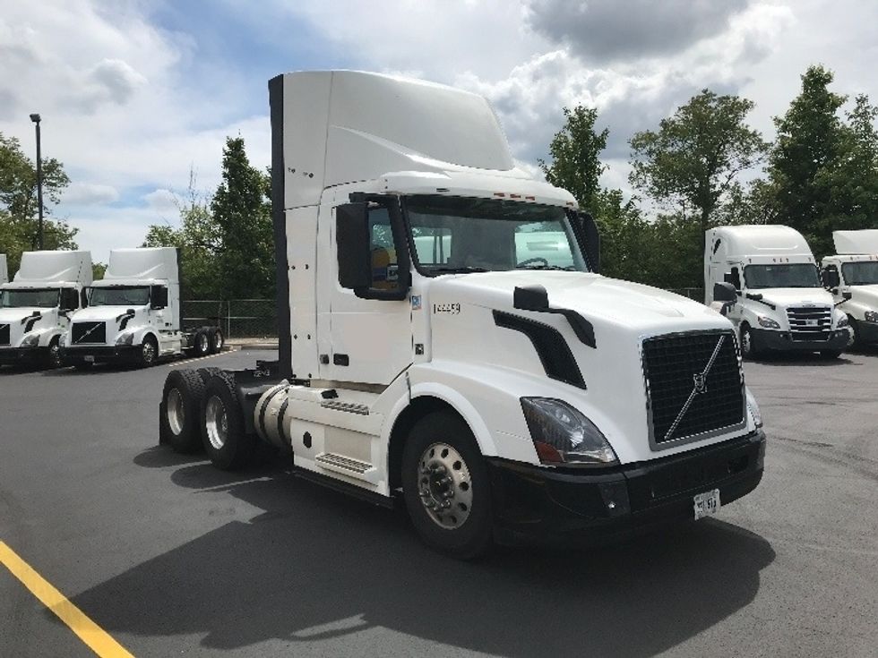 Day Cab Tractor-Heavy Duty Tractors-Volvo-2016-VNL64T300-Obetz-OH-643,891 miles-$ 40,250