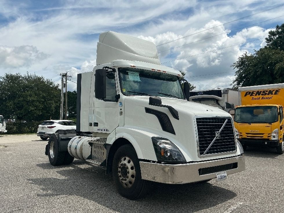 Day Cab Tractor-Heavy Duty Tractors-Volvo-2017-VNL42300-Conway-SC-369,615\n\t\tmiles-$ 25,750 - Image 1