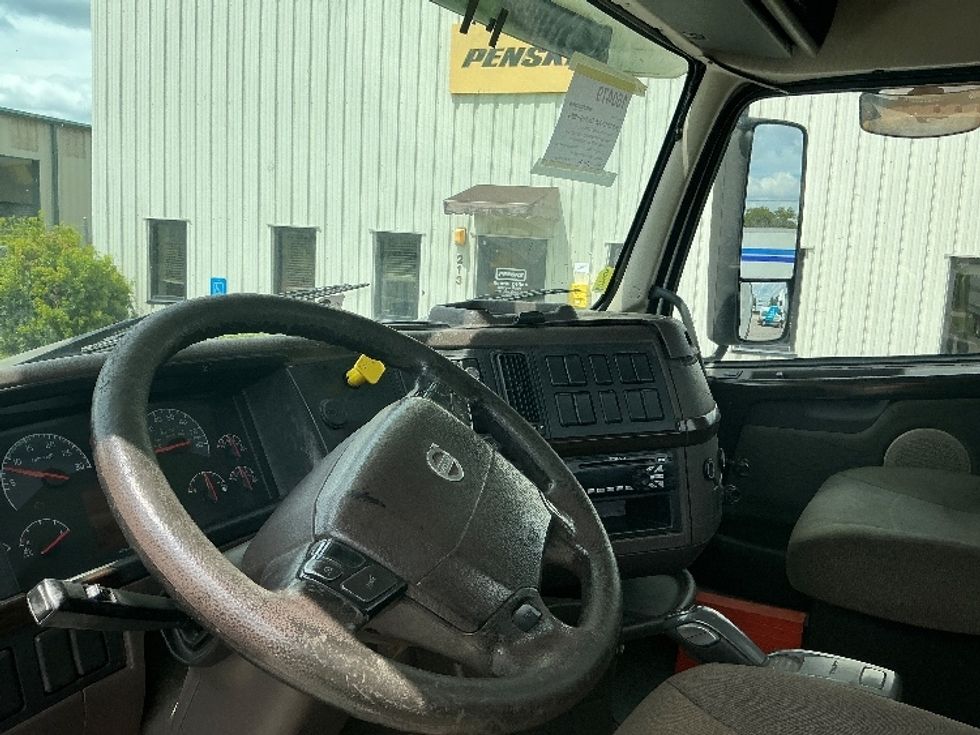 Day Cab Tractor-Heavy Duty Tractors-Volvo-2017-VNL42300-Conway-SC-369,615\n\t\tmiles-$ 25,750 - Image 10