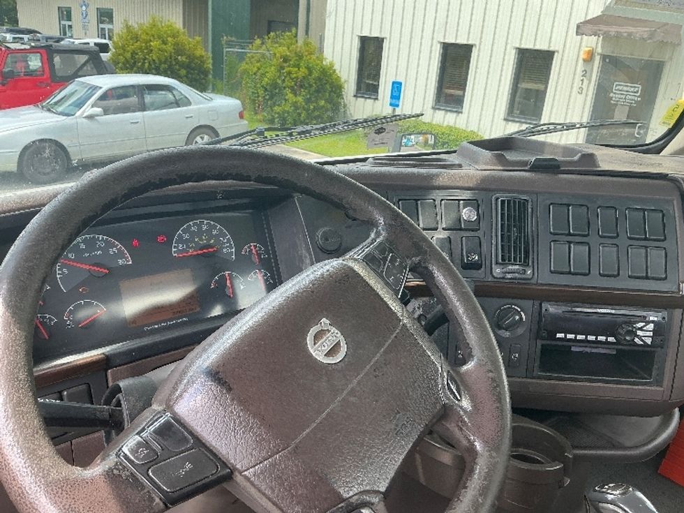 Day Cab Tractor-Heavy Duty Tractors-Volvo-2017-VNL42300-Conway-SC-369,615\n\t\tmiles-$ 25,750 - Image 11