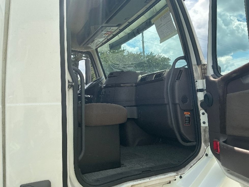 Day Cab Tractor-Heavy Duty Tractors-Volvo-2017-VNL42300-Conway-SC-369,615\n\t\tmiles-$ 25,750 - Image 12