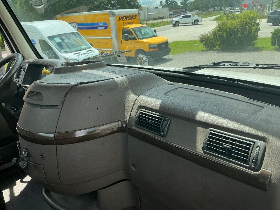 Day Cab Tractor-Heavy Duty Tractors-Volvo-2017-VNL42300-Conway-SC-369,615\n\t\tmiles-$ 25,750 - Image 13