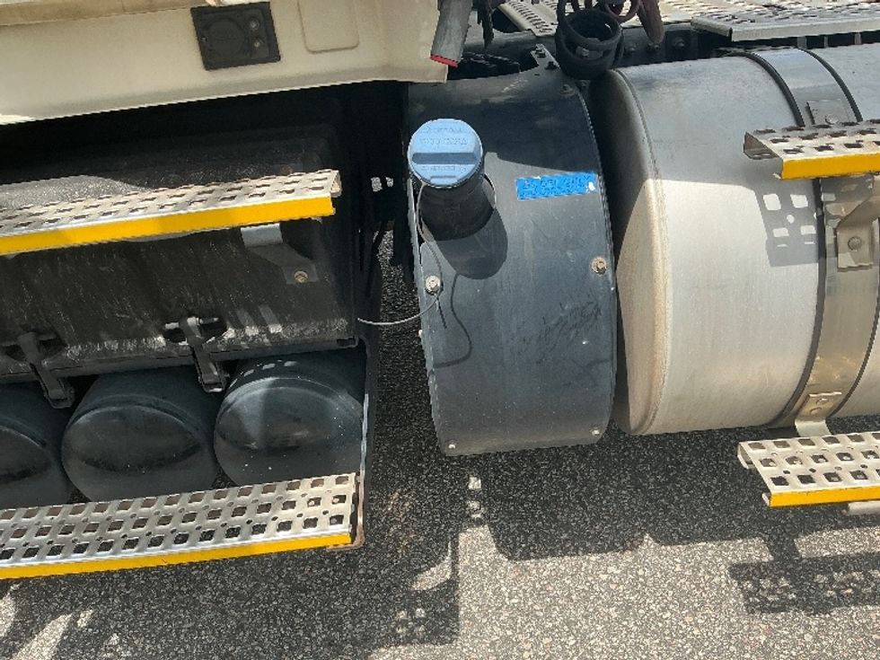 Day Cab Tractor-Heavy Duty Tractors-Volvo-2017-VNL42300-Conway-SC-369,615\n\t\tmiles-$ 25,750 - Image 18