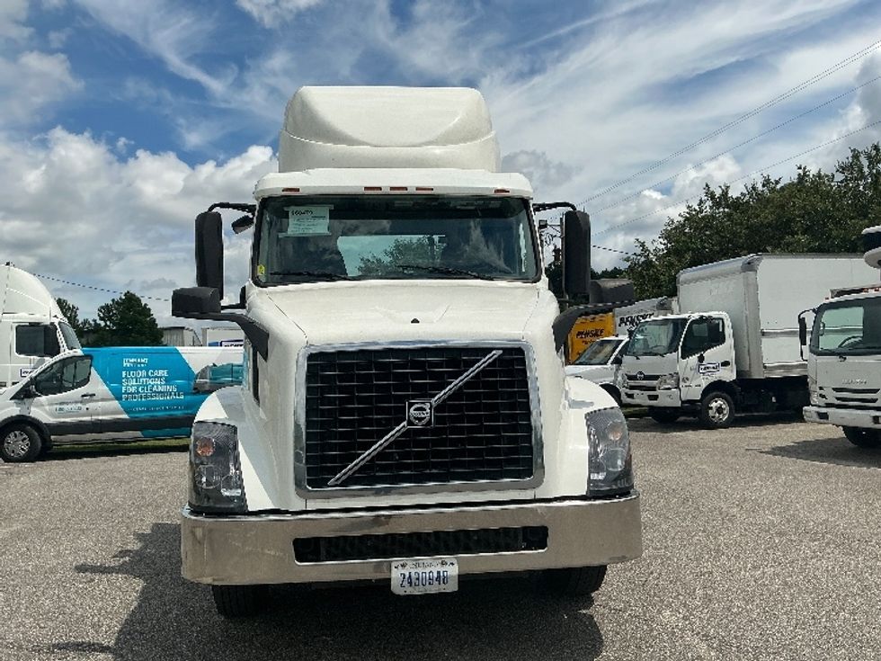 Day Cab Tractor-Heavy Duty Tractors-Volvo-2017-VNL42300-Conway-SC-369,615\n\t\tmiles-$ 25,750 - Image 2