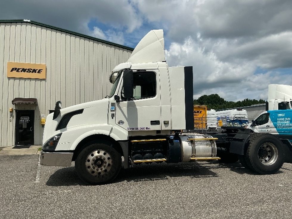 Day Cab Tractor-Heavy Duty Tractors-Volvo-2017-VNL42300-Conway-SC-369,615\n\t\tmiles-$ 25,750 - Image 4