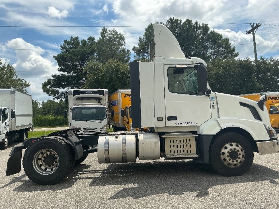 Day Cab Tractor-Heavy Duty Tractors-Volvo-2017-VNL42300-Conway-SC-369,615\n\t\tmiles-$ 25,750 - Image 8