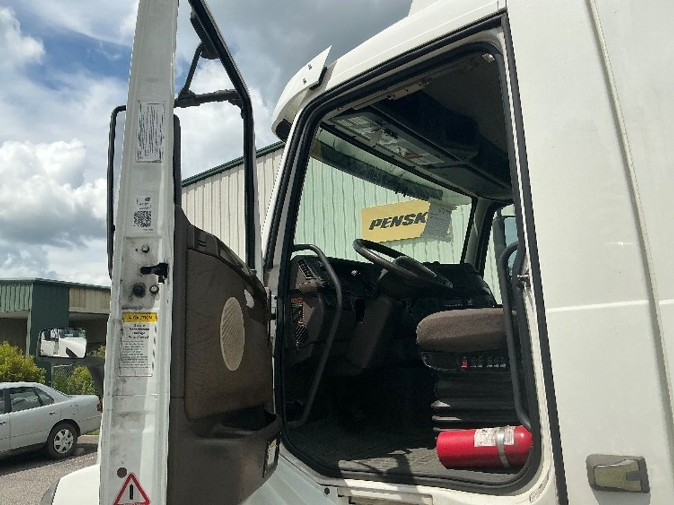 Day Cab Tractor-Heavy Duty Tractors-Volvo-2017-VNL42300-Conway-SC-369,615\n\t\tmiles-$ 25,750 - Image 9