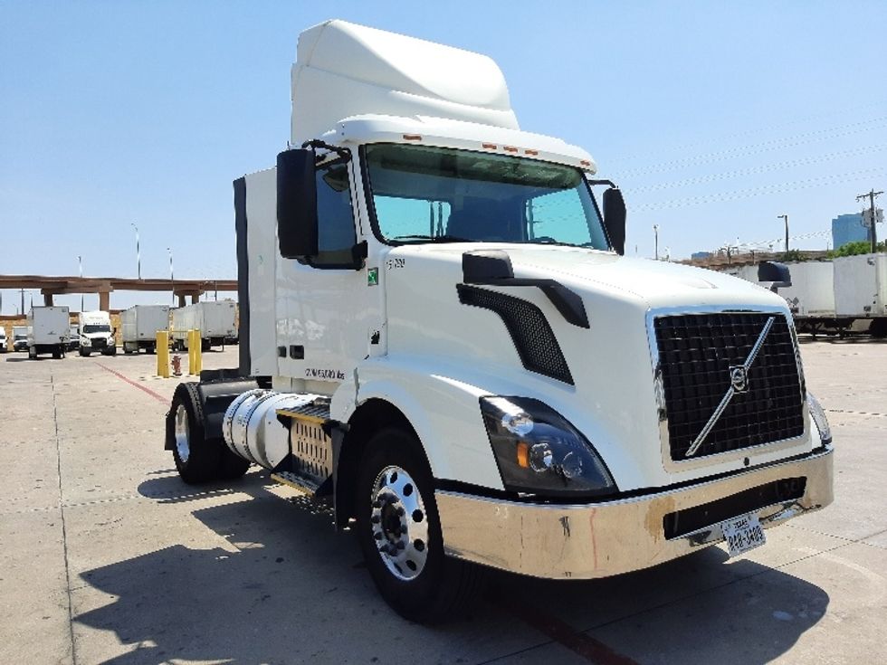 Day Cab Tractor-Heavy Duty Tractors-Volvo-2017-VNL42300-Fort Worth-TX-583,344\n\t\tmiles-$ 19,250 - Image 1