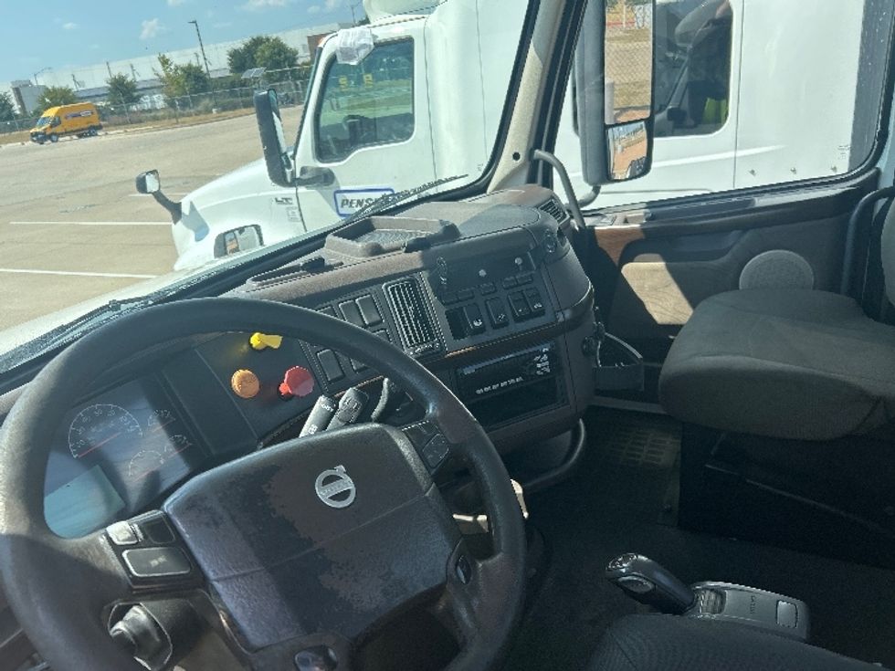 Day Cab Tractor-Heavy Duty Tractors-Volvo-2017-VNL42300-Fort Worth-TX-583,344\n\t\tmiles-$ 19,250 - Image 10