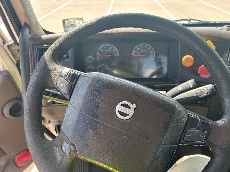 Day Cab Tractor-Heavy Duty Tractors-Volvo-2017-VNL42300-Fort Worth-TX-583,344\n\t\tmiles-$ 19,250 - Image 11