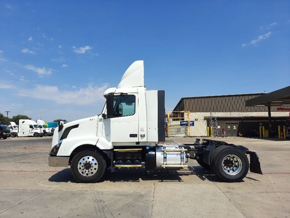 Day Cab Tractor-Heavy Duty Tractors-Volvo-2017-VNL42300-Fort Worth-TX-583,344\n\t\tmiles-$ 19,250 - Image 4