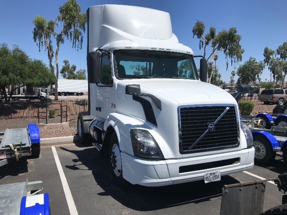 Day Cab Tractor-Heavy Duty Tractors-Volvo-2017-VNL42300-Phoenix-AZ-576,122\n\t\tmiles-$ 10,000 - Image 1