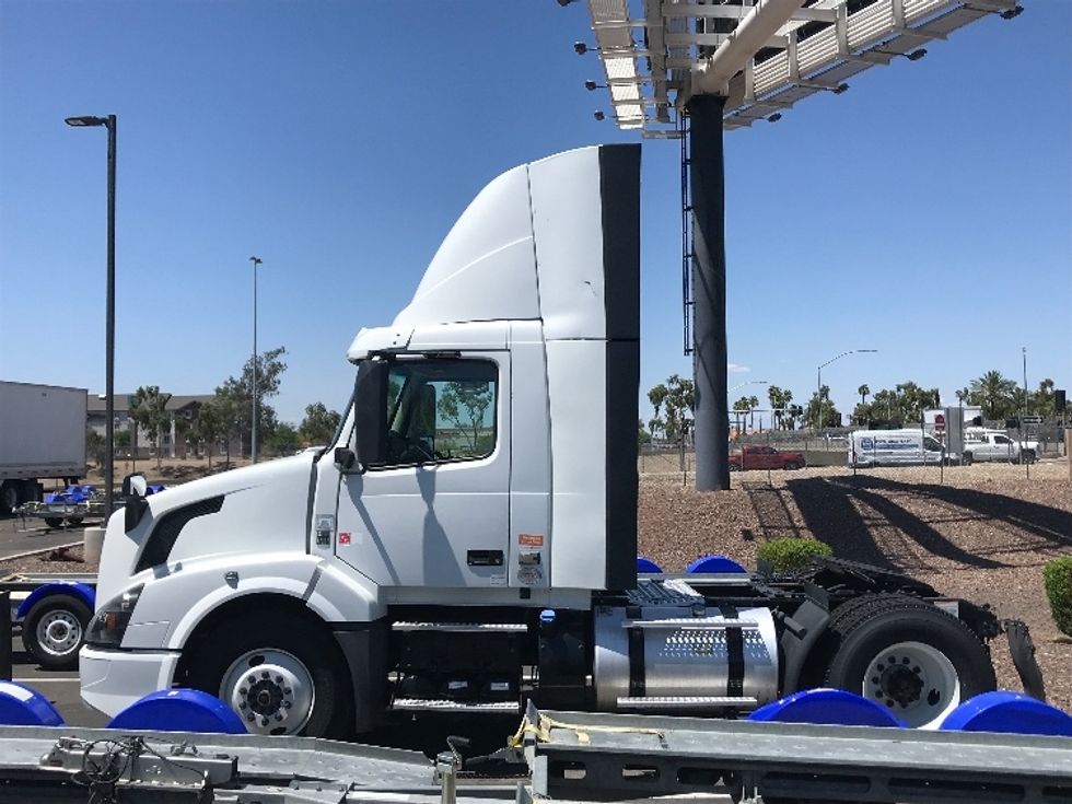 Day Cab Tractor-Heavy Duty Tractors-Volvo-2017-VNL42300-Phoenix-AZ-576,122\n\t\tmiles-$ 10,000 - Image 4