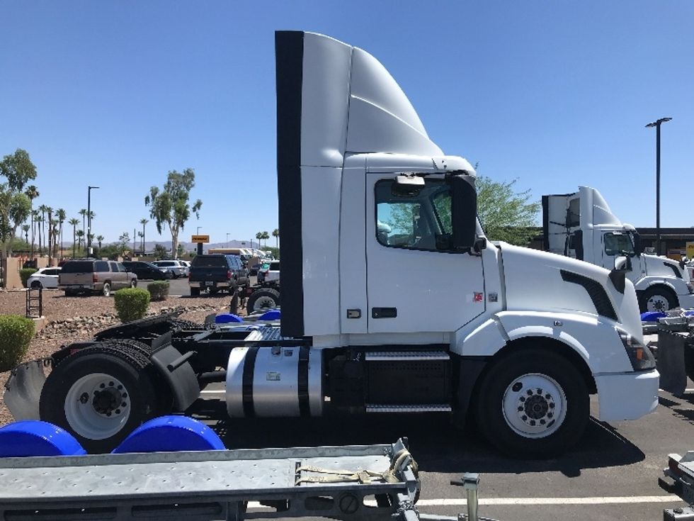 Day Cab Tractor-Heavy Duty Tractors-Volvo-2017-VNL42300-Phoenix-AZ-576,122\n\t\tmiles-$ 10,000 - Image 8