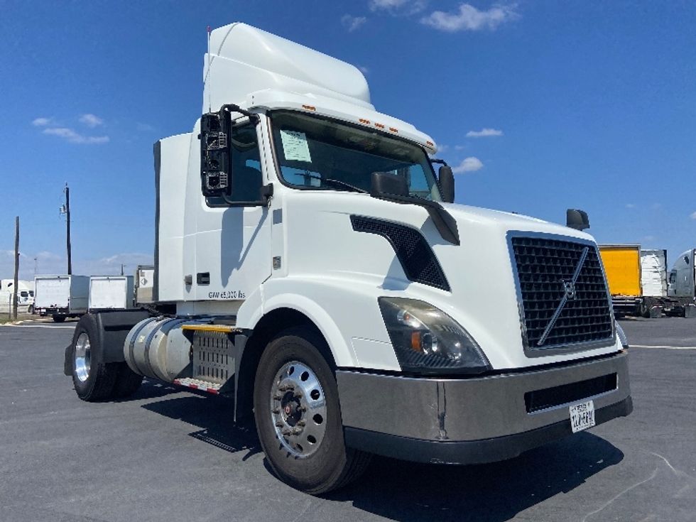 Day Cab Tractor-Heavy Duty Tractors-Volvo-2017-VNL42300-San Antonio-TX-667,553\n\t\tmiles-$ 14,500 - Image 1