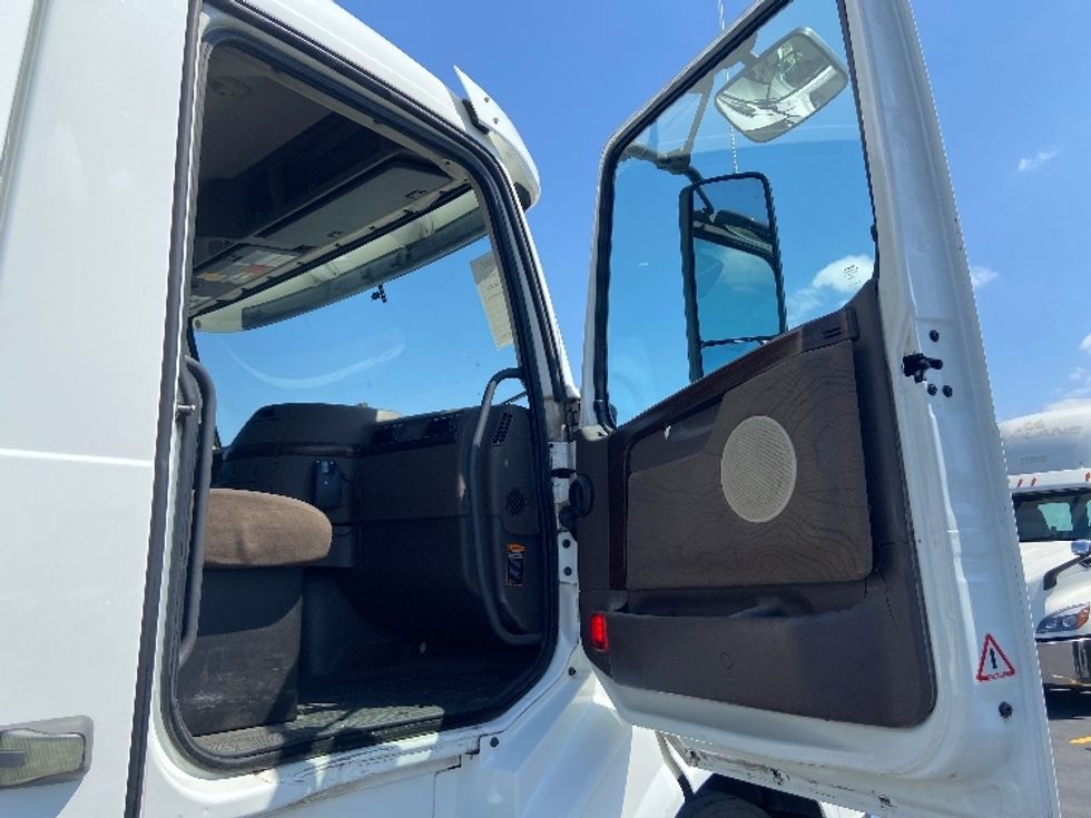 Day Cab Tractor-Heavy Duty Tractors-Volvo-2017-VNL42300-San Antonio-TX-667,553\n\t\tmiles-$ 14,500 - Image 12