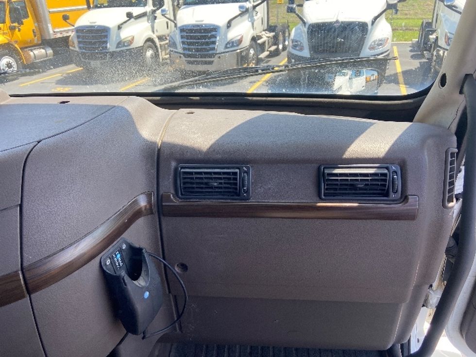 Day Cab Tractor-Heavy Duty Tractors-Volvo-2017-VNL42300-San Antonio-TX-667,553\n\t\tmiles-$ 14,500 - Image 13